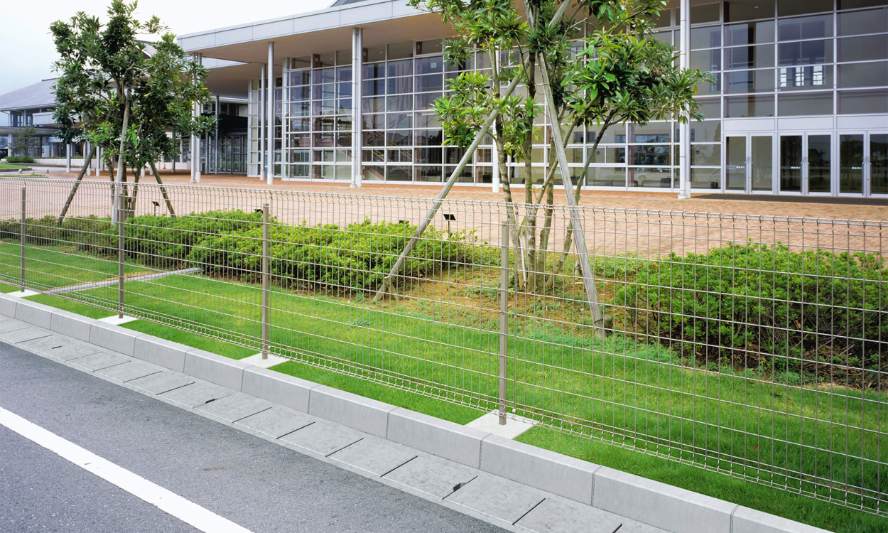 フリー支柱タイプ アーバングレー／2012　三協アルミ　門・フェンスまわり　フェンス・スクリーン　目隠し　モダン　おしゃれ　エクステリア　愛知・名古屋の外構専門店パートナーホームのエクステリア　製品一覧 スチールメッシュ　ユメッシュZ型フェンス|パートナーホーム