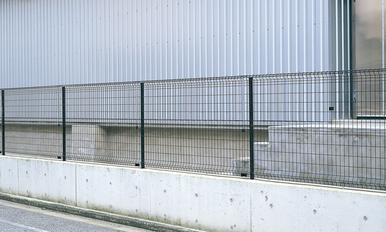 フリー支柱タイプ ブラック／2012　三協アルミ　門・フェンスまわり　フェンス・スクリーン　目隠し　モダン　おしゃれ　エクステリア　愛知・名古屋の外構専門店パートナーホームのエクステリア　製品一覧 スチールメッシュ　ユメッシュG型フェンス|パートナーホーム