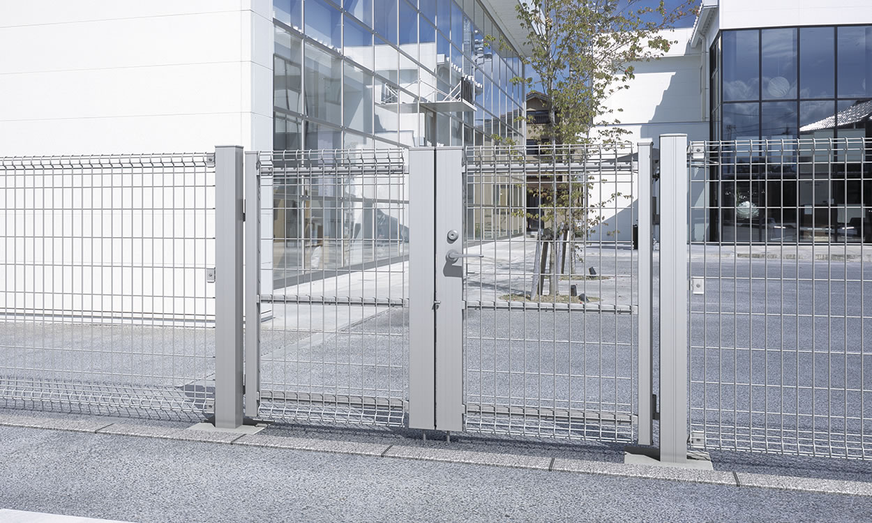 アルミ角型門柱 サンシルバー／1612両開き／HR型フェンス コーディネイト例　三協アルミ　門・フェンスまわり　フェンス・スクリーン　目隠し　モダン　おしゃれ　エクステリア　愛知・名古屋の外構専門店パートナーホームのエクステリア　スチールメッシュ　製品一覧　ユメッシュHR型門扉|パートナーホーム