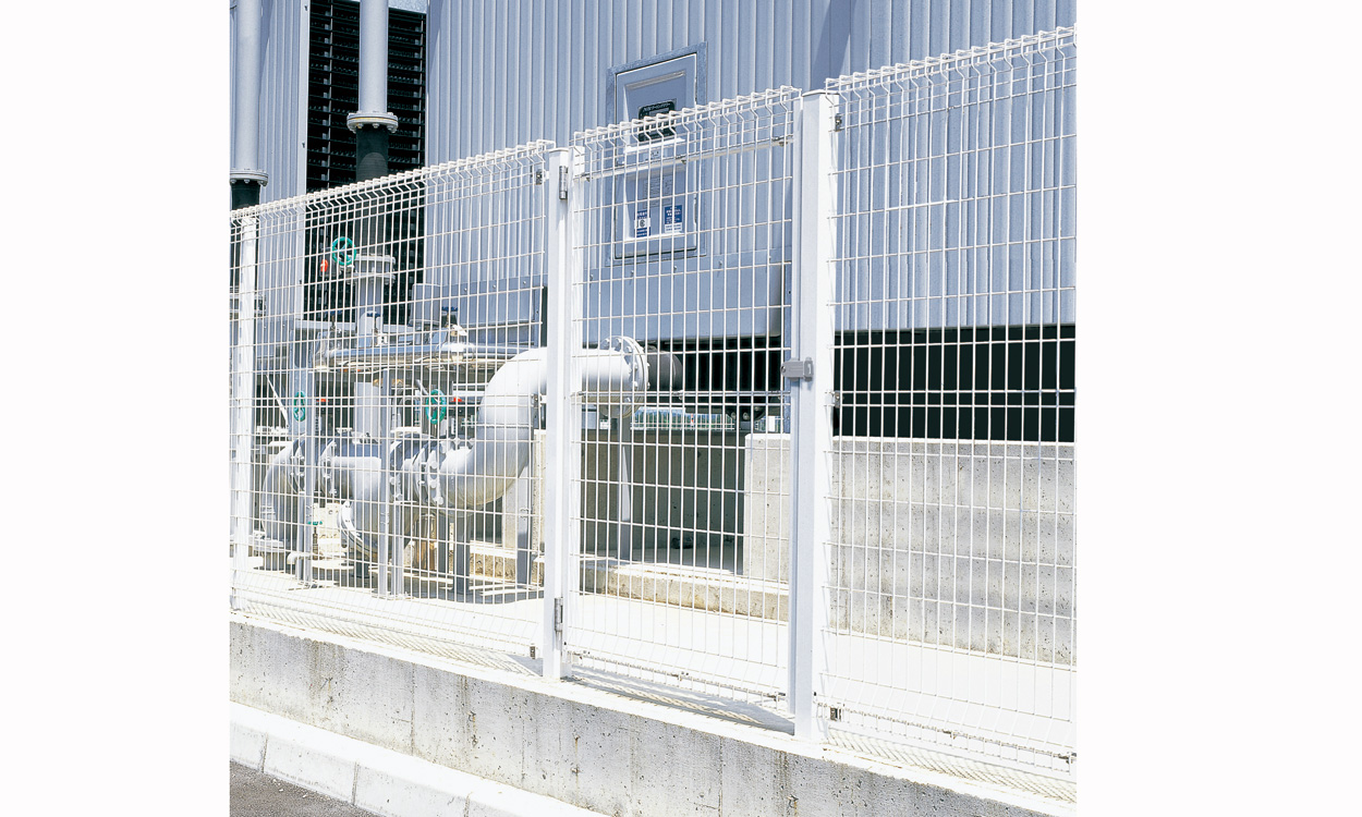片開き ホワイト／1015片開き／G型フェンスコーディネイト例　三協アルミ　門・フェンスまわり　フェンス・スクリーン　目隠し　モダン　おしゃれ　エクステリア　愛知・名古屋の外構専門店パートナーホームのエクステリア　スチールメッシュ　製品一覧　ユメッシュG型門扉|パートナーホーム