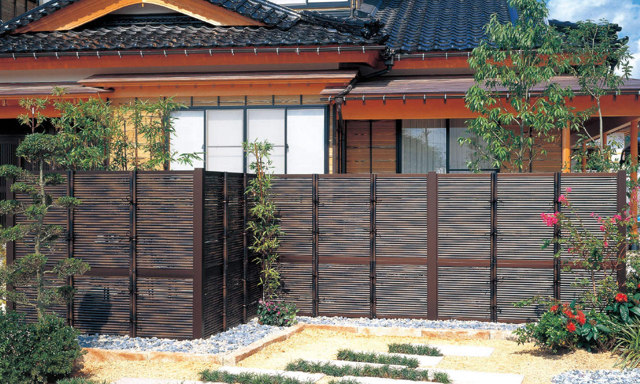 御簾垣（みすがき） 黒竹柄（支柱：ダークブラウン（TBD））／1815　三協アルミ　門・フェンスまわり　フェンス・スクリーン　目隠し　モダン　おしゃれ　エクステリア　愛知・名古屋の外構専門店パートナーホームのエクステリア　製品一覧　樹脂竹垣　紗更|パートナーホーム