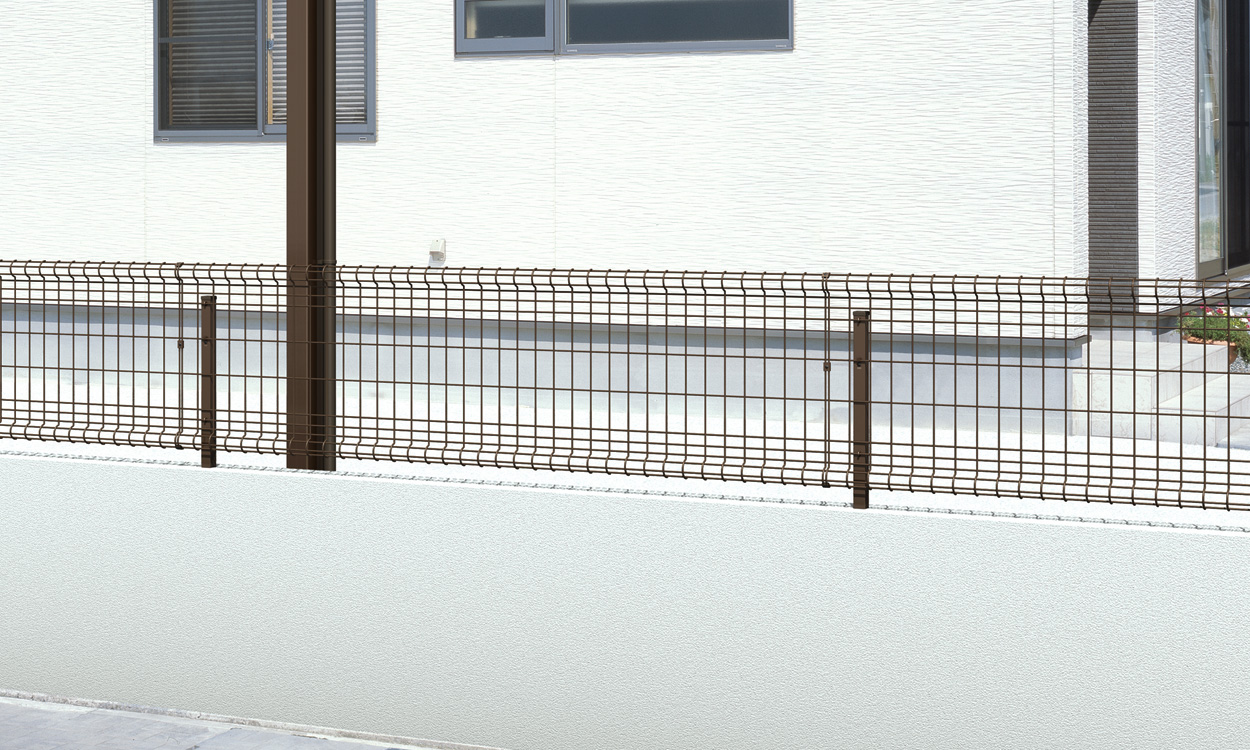 フリー支柱タイプ ダークブロンズ／2006　三協アルミ　門・フェンスまわり　フェンス・スクリーン　目隠し　モダン　おしゃれ　エクステリア　愛知・名古屋の外構専門店パートナーホームのエクステリア　製品一覧 スチールメッシュ　ユメッシュHR型フェンス|パートナーホーム