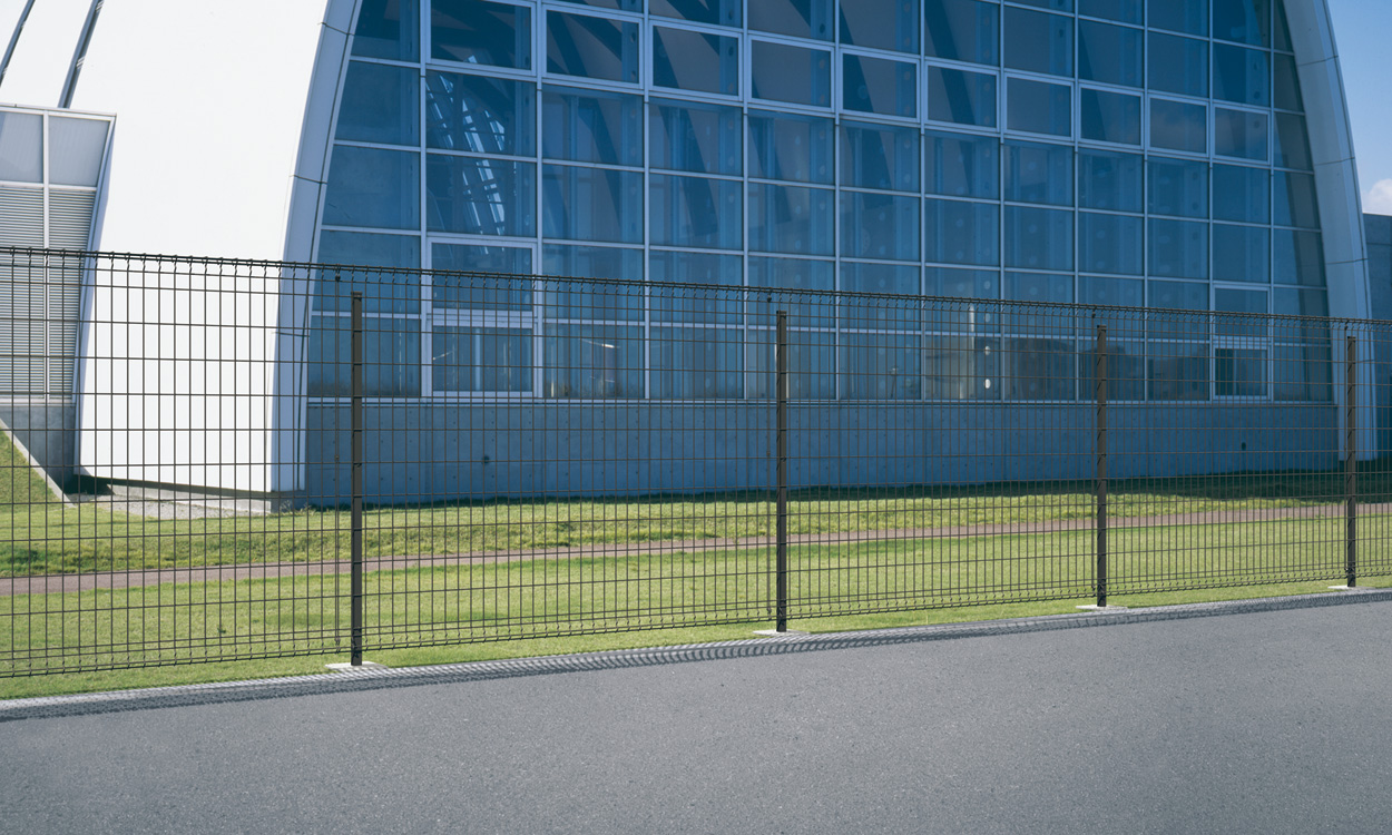 フリー支柱タイプ ダークブロンズ／2018　三協アルミ　門・フェンスまわり　フェンス・スクリーン　目隠し　モダン　おしゃれ　エクステリア　愛知・名古屋の外構専門店パートナーホームのエクステリア　製品一覧 スチールメッシュ　ユメッシュZ型フェンス|パートナーホーム