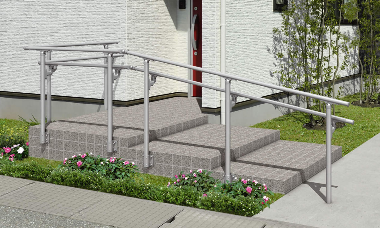 エトランポS1型　上部笠木納まり サンシルバー／ベースプレート支柱（側面タイプ）＋埋め込み支柱／2段笠木仕様　三協アルミ　玄関アプローチ　門・フェンスまわり　モダン　おしゃれ　エクステリア　愛知・名古屋の外構専門店パートナーホームのエクステリア　製品一覧　歩行者用補助手すり　エトランポS・エトランポU|パートナーホーム