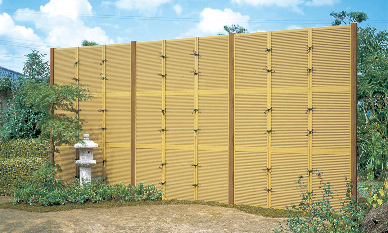 御簾垣（みすがき） 竹柄（支柱：ワイルドオーク（AA））／1827　三協アルミ　門・フェンスまわり　フェンス・スクリーン　目隠し　モダン　おしゃれ　エクステリア　愛知・名古屋の外構専門店パートナーホームのエクステリア　製品一覧　樹脂竹垣　紗更|パートナーホーム