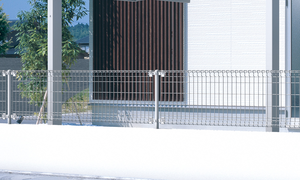 間仕切り支柱タイプ サンシルバー／2006　三協アルミ　門・フェンスまわり　フェンス・スクリーン　目隠し　モダン　おしゃれ　エクステリア　愛知・名古屋の外構専門店パートナーホームのエクステリア　製品一覧 スチールメッシュ　ユメッシュZ型フェンス|パートナーホーム