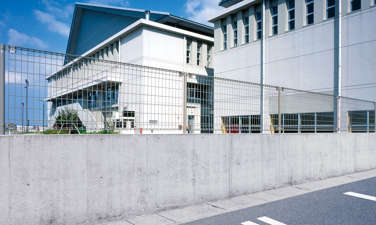 間仕切り支柱タイプ アーバングレー／2008　三協アルミ　門・フェンスまわり　フェンス・スクリーン　目隠し　モダン　おしゃれ　エクステリア　愛知・名古屋の外構専門店パートナーホームのエクステリア　製品一覧 スチールメッシュ　ユメッシュZ型フェンス|パートナーホーム