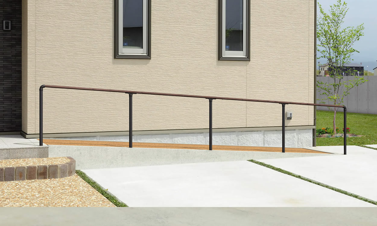 エトランポS2型　上部笠木納まり トラッドパイン・ブラック／埋め込み支柱＋端部埋め込み支柱／1段笠木仕様　三協アルミ　玄関アプローチ　門・フェンスまわり　モダン　おしゃれ　エクステリア　愛知・名古屋の外構専門店パートナーホームのエクステリア　製品一覧　歩行者用補助手すり　エトランポS・エトランポU|パートナーホーム