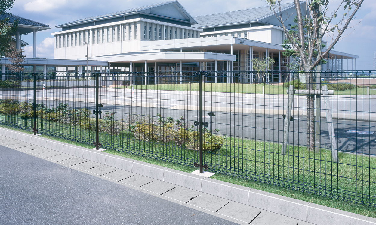 間仕切り支柱タイプ ブラック／2012　三協アルミ　門・フェンスまわり　フェンス・スクリーン　目隠し　モダン　おしゃれ　エクステリア　愛知・名古屋の外構専門店パートナーホームのエクステリア　製品一覧 スチールメッシュ　ユメッシュZ型フェンス|パートナーホーム