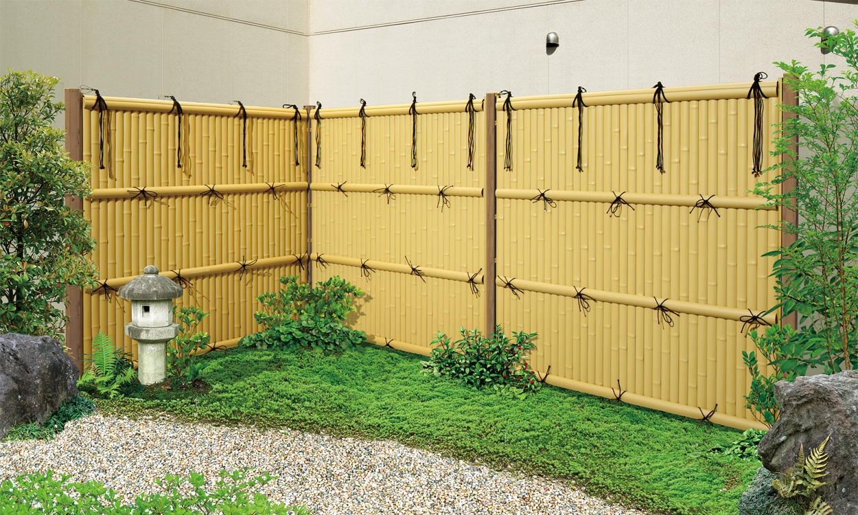 建仁寺垣（けんにんじがき） 片面意匠／竹柄（支柱：ワイルドオーク（AA））／1818　三協アルミ　門・フェンスまわり　フェンス・スクリーン　目隠し　モダン　おしゃれ　エクステリア　愛知・名古屋の外構専門店パートナーホームのエクステリア　製品一覧　樹脂竹垣　紗更|パートナーホーム