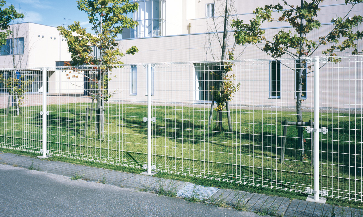 間仕切り支柱タイプ ホワイト／2018　三協アルミ　門・フェンスまわり　フェンス・スクリーン　目隠し　モダン　おしゃれ　エクステリア　愛知・名古屋の外構専門店パートナーホームのエクステリア　製品一覧 スチールメッシュ　ユメッシュZ型フェンス|パートナーホーム