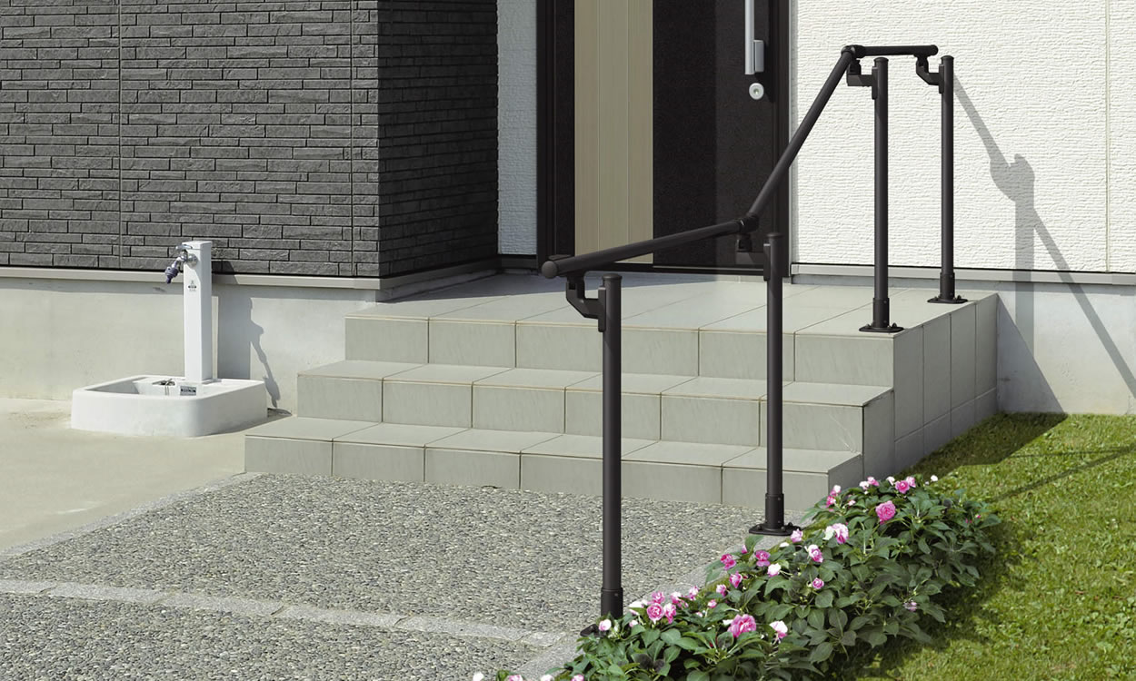 エトランポS1型　フロント笠木納まり ブラック／ベースプレート支柱（上面タイプ）／1段笠木仕様　三協アルミ　玄関アプローチ　門・フェンスまわり　モダン　おしゃれ　エクステリア　愛知・名古屋の外構専門店パートナーホームのエクステリア　製品一覧　歩行者用補助手すり　エトランポS・エトランポU|パートナーホーム