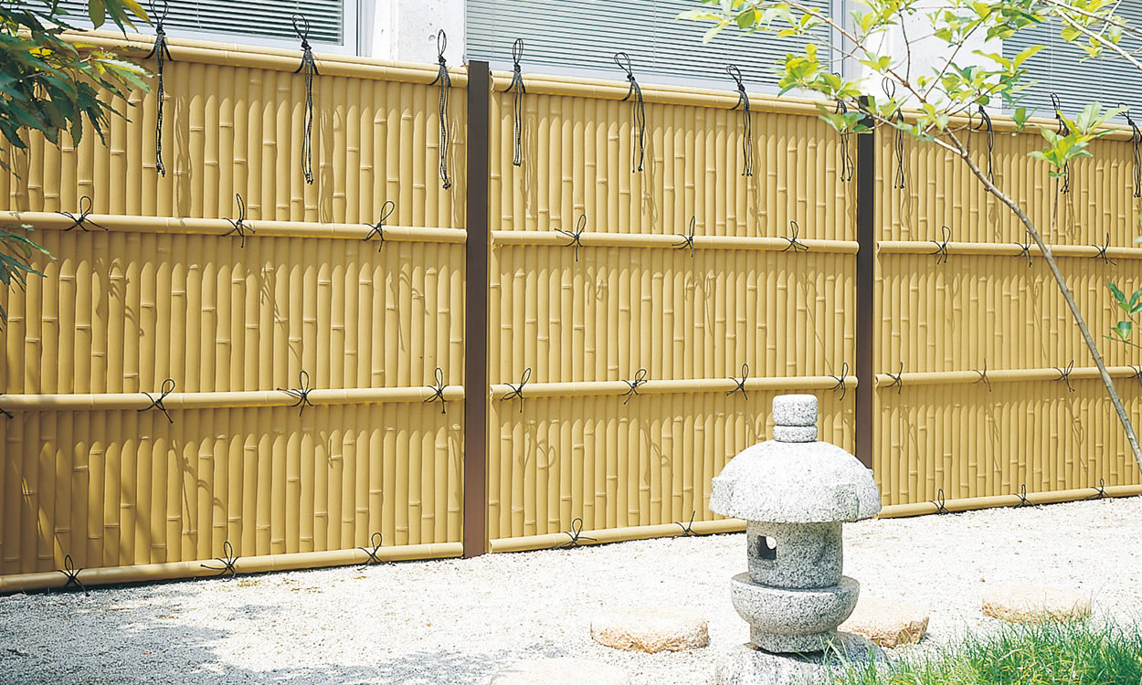 建仁寺垣（けんにんじがき） 片面意匠／竹柄（支柱：ダークブラウン（TBD））／1818　三協アルミ　門・フェンスまわり　フェンス・スクリーン　目隠し　モダン　おしゃれ　エクステリア　愛知・名古屋の外構専門店パートナーホームのエクステリア　製品一覧　樹脂竹垣　紗更|パートナーホーム