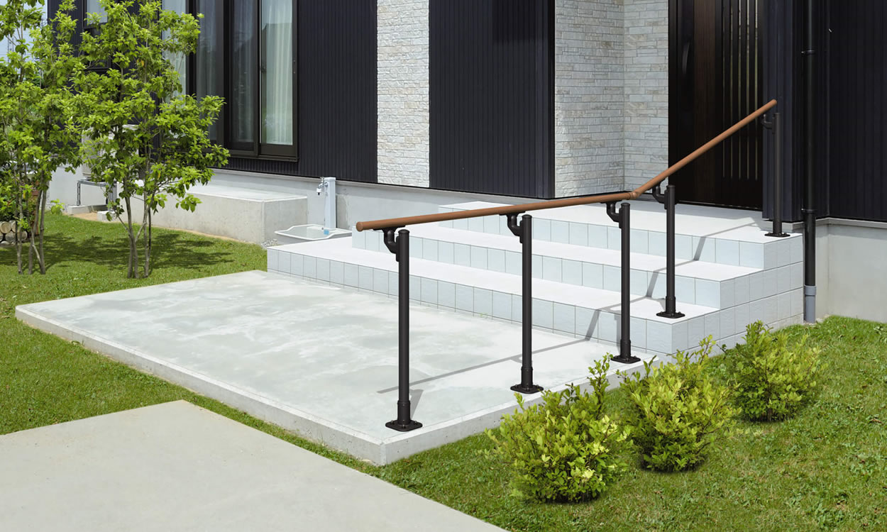 エトランポS2型　フロント笠木納まり オレンジチェリー・ブラック／ベースプレート支柱（上面タイプ）／1段笠木仕様　三協アルミ　玄関アプローチ　門・フェンスまわり　モダン　おしゃれ　エクステリア　愛知・名古屋の外構専門店パートナーホームのエクステリア　製品一覧　歩行者用補助手すり　エトランポS・エトランポU|パートナーホーム