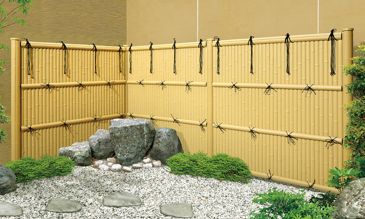 建仁寺垣（けんにんじがき） 片面意匠（柱カバー付き仕様）／竹柄（支柱：竹柄（TG））／1818／柱カバーセット　三協アルミ　門・フェンスまわり　フェンス・スクリーン　目隠し　モダン　おしゃれ　エクステリア　愛知・名古屋の外構専門店パートナーホームのエクステリア　製品一覧　樹脂竹垣　紗更|パートナーホーム