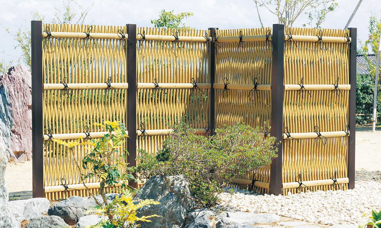 大津垣（おおつがき） 竹柄（支柱：ダークブラウン（TBD））／0915　三協アルミ　門・フェンスまわり　フェンス・スクリーン　目隠し　モダン　おしゃれ　エクステリア　愛知・名古屋の外構専門店パートナーホームのエクステリア　製品一覧　樹脂竹垣　紗更|パートナーホーム