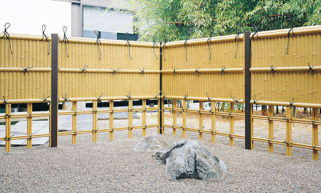 建仁寺垣＋四ツ目垣 竹柄（支柱：ダークブラウン（TBD））／1815／H09（建仁寺垣）＋H06（四ツ目垣）　三協アルミ　門・フェンスまわり　フェンス・スクリーン　目隠し　モダン　おしゃれ　エクステリア　愛知・名古屋の外構専門店パートナーホームのエクステリア　製品一覧　樹脂竹垣　紗更|パートナーホーム