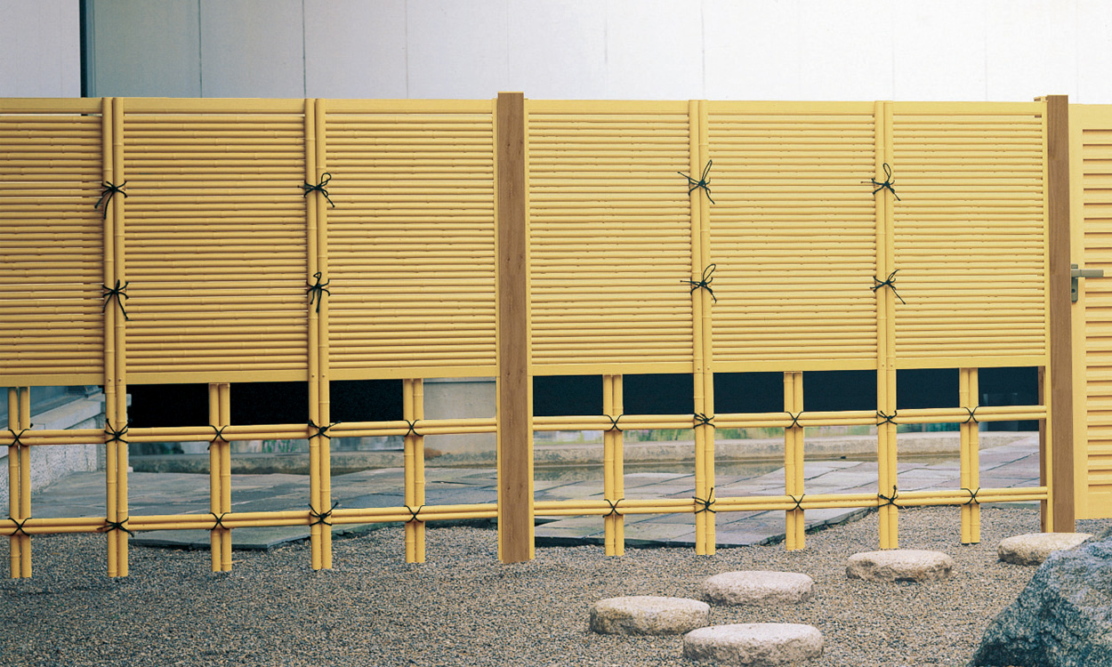 御簾垣＋四ツ目垣 竹柄（支柱：ワイルドオーク（AA））／1815／H09（御簾垣）＋H06（四ツ目垣）　三協アルミ　門・フェンスまわり　フェンス・スクリーン　目隠し　モダン　おしゃれ　エクステリア　愛知・名古屋の外構専門店パートナーホームのエクステリア　製品一覧　樹脂竹垣　紗更|パートナーホーム