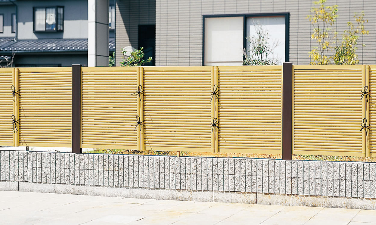 御簾垣（みすがき） 竹柄（支柱：ダークブラウン（TBD））／2008　三協アルミ　門・フェンスまわり　フェンス・スクリーン　目隠し　モダン　おしゃれ　エクステリア　愛知・名古屋の外構専門店パートナーホームのエクステリア　製品一覧　樹脂竹垣　紗更|パートナーホーム