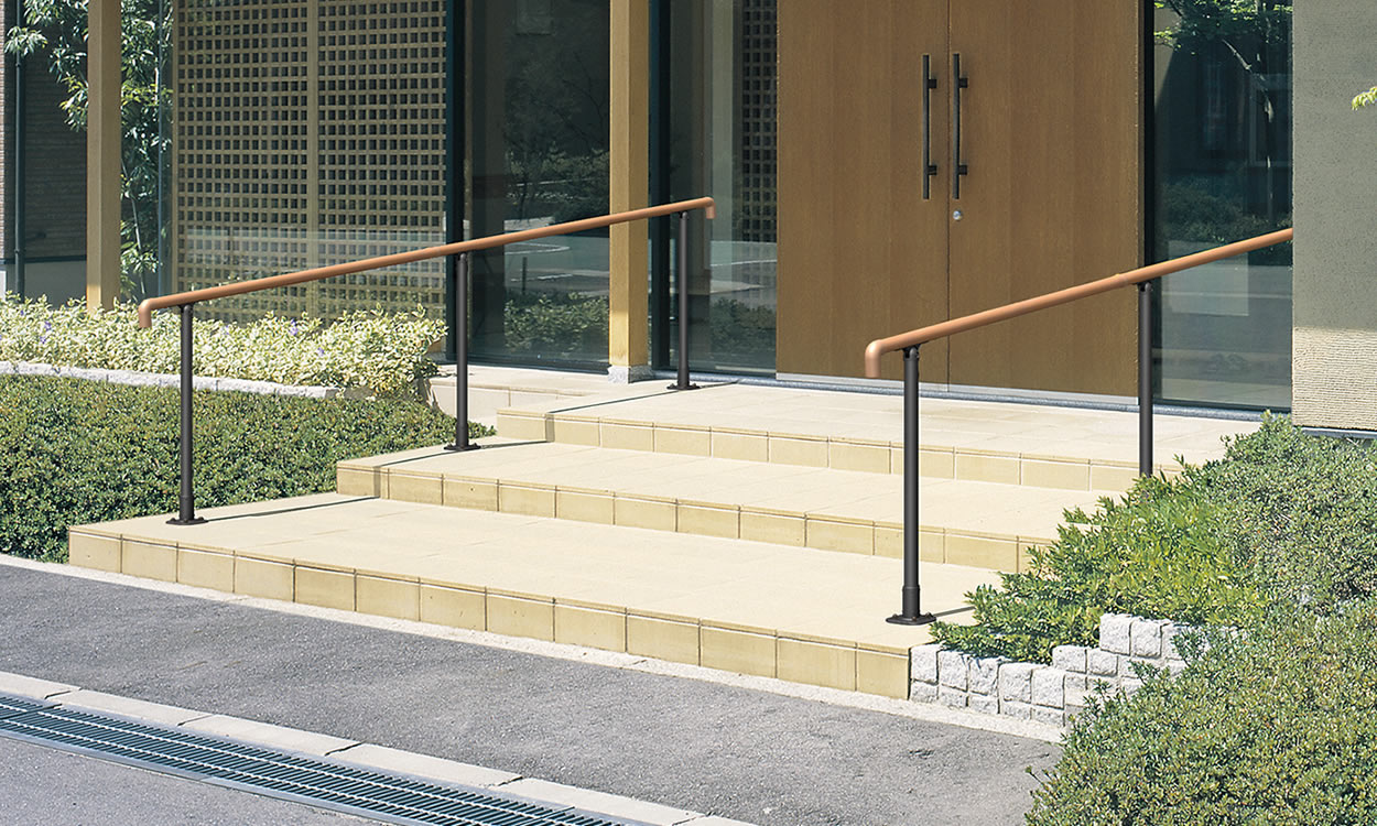 エトランポU2型　上部笠木納まり オレンジチェリー・ブラック／ベースプレート支柱（上面タイプ）／1段笠木仕様　三協アルミ　玄関アプローチ　門・フェンスまわり　モダン　おしゃれ　エクステリア　愛知・名古屋の外構専門店パートナーホームのエクステリア　製品一覧　歩行者用補助手すり　エトランポS・エトランポU|パートナーホーム