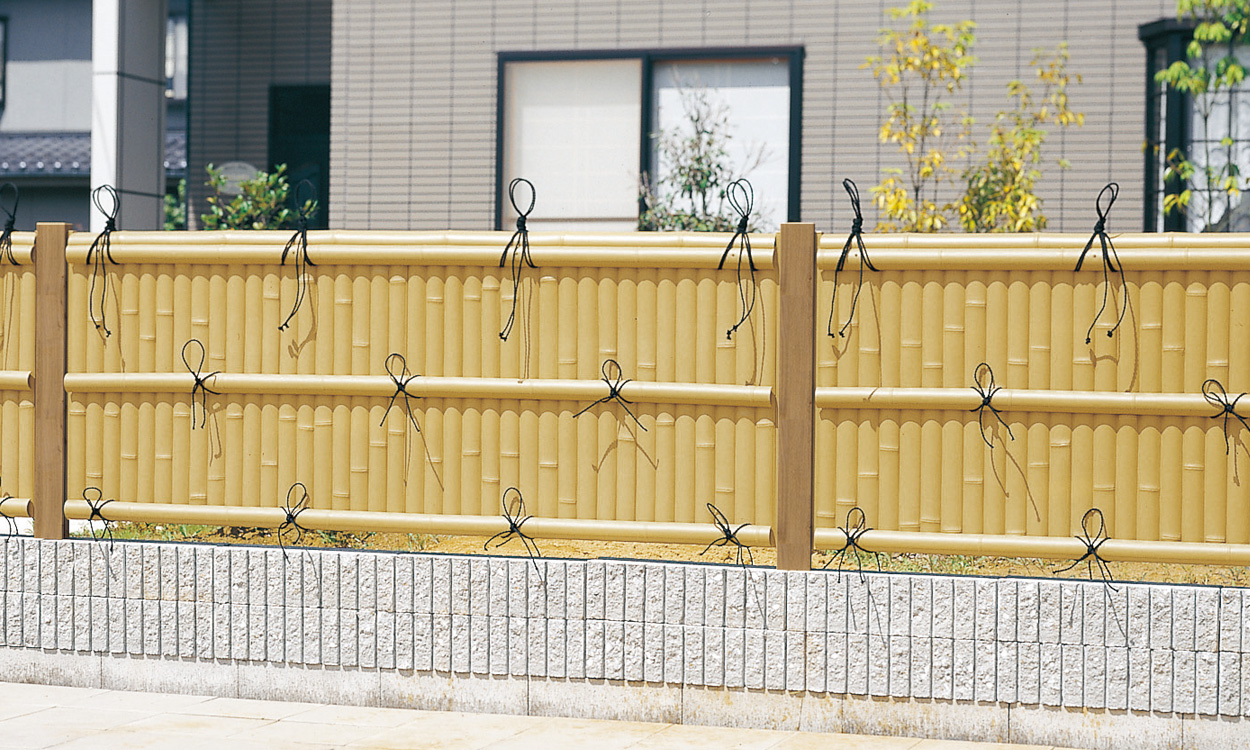 建仁寺垣（けんにんじがき） 竹柄（支柱：ワイルドオーク（AA））／2008　三協アルミ　門・フェンスまわり　フェンス・スクリーン　目隠し　モダン　おしゃれ　エクステリア　愛知・名古屋の外構専門店パートナーホームのエクステリア　製品一覧　樹脂竹垣　紗更|パートナーホーム