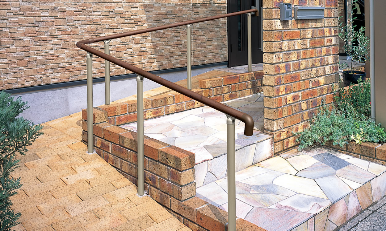 エトランポU2型　上部笠木納まり トラッドパイン・アーバングレー／埋め込み支柱／1段笠木仕様　三協アルミ　玄関アプローチ　門・フェンスまわり　モダン　おしゃれ　エクステリア　愛知・名古屋の外構専門店パートナーホームのエクステリア　製品一覧　歩行者用補助手すり　エトランポS・エトランポU|パートナーホーム