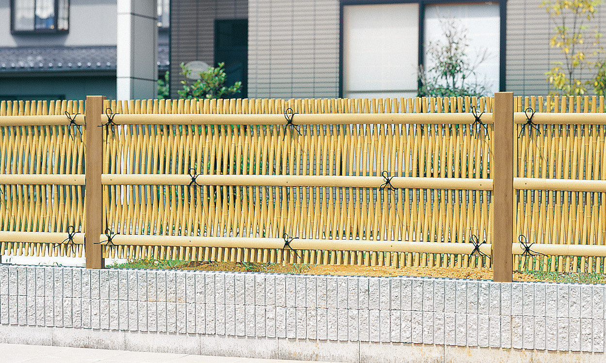 大津垣（おおつがき） 竹柄（支柱：ワイルドオーク（AA））／2008　三協アルミ　門・フェンスまわり　フェンス・スクリーン　目隠し　モダン　おしゃれ　エクステリア　愛知・名古屋の外構専門店パートナーホームのエクステリア　製品一覧　樹脂竹垣　紗更|パートナーホーム