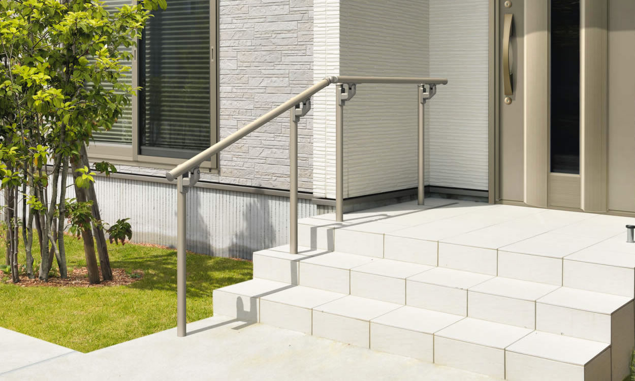 エトランポU1型　フロント笠木納まり アーバングレー／埋め込み支柱／1段笠木仕様　三協アルミ　玄関アプローチ　門・フェンスまわり　モダン　おしゃれ　エクステリア　愛知・名古屋の外構専門店パートナーホームのエクステリア　製品一覧　歩行者用補助手すり　エトランポS・エトランポU|パートナーホーム