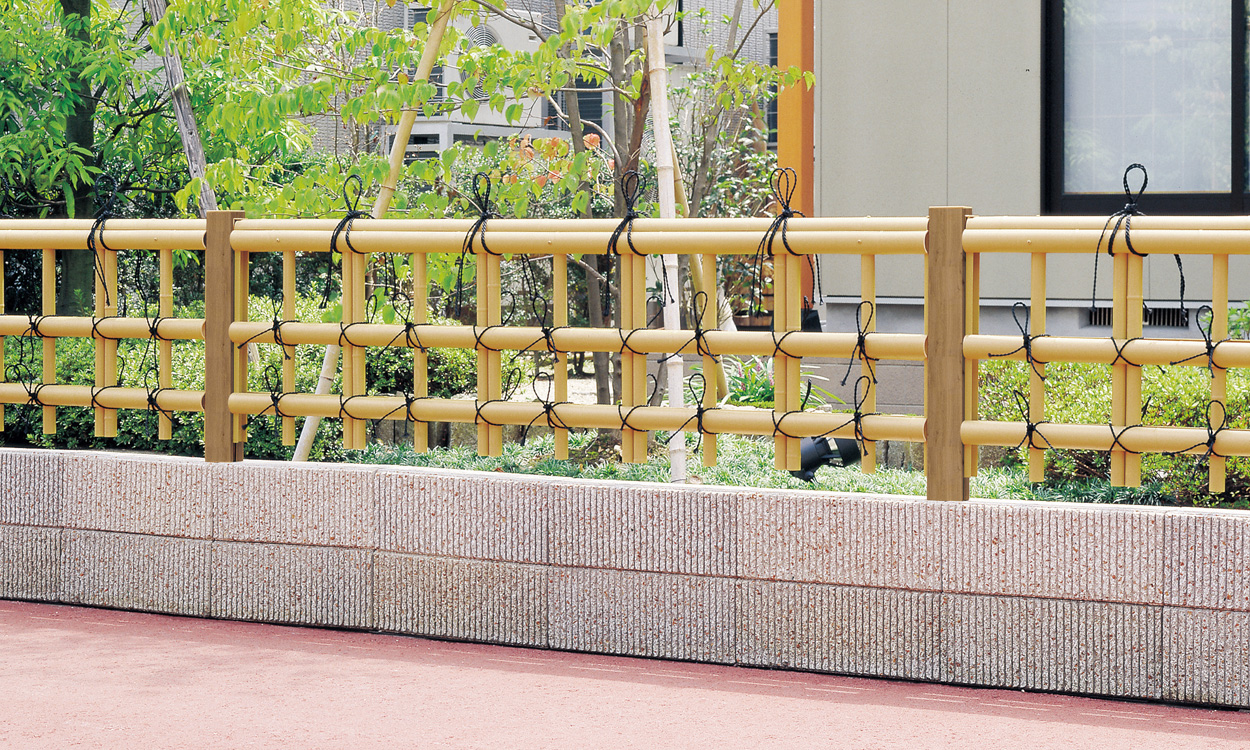 金閣寺垣（きんかくじがき） 竹柄（支柱：ワイルドオーク（AA））／2006　三協アルミ　門・フェンスまわり　フェンス・スクリーン　目隠し　モダン　おしゃれ　エクステリア　愛知・名古屋の外構専門店パートナーホームのエクステリア　製品一覧　樹脂竹垣　紗更|パートナーホーム