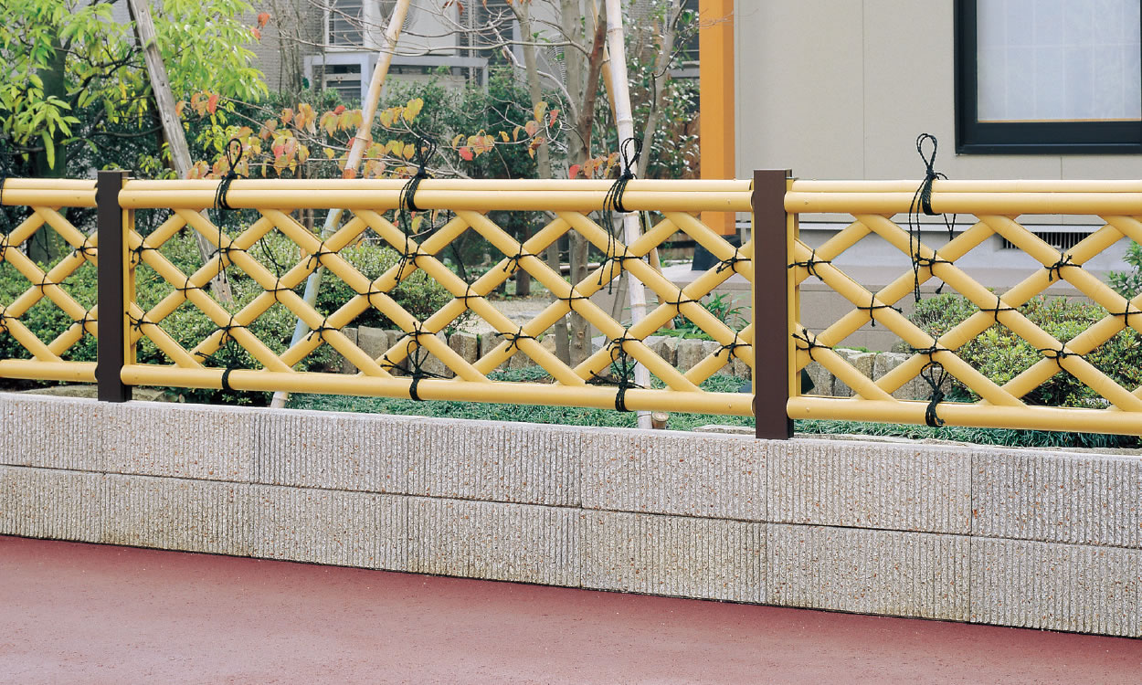 竜安寺垣（りょうあんじがき） 竹柄（支柱：ダークブラウン（TBD））／2006　三協アルミ　門・フェンスまわり　フェンス・スクリーン　目隠し　モダン　おしゃれ　エクステリア　愛知・名古屋の外構専門店パートナーホームのエクステリア　製品一覧　樹脂竹垣　紗更|パートナーホーム