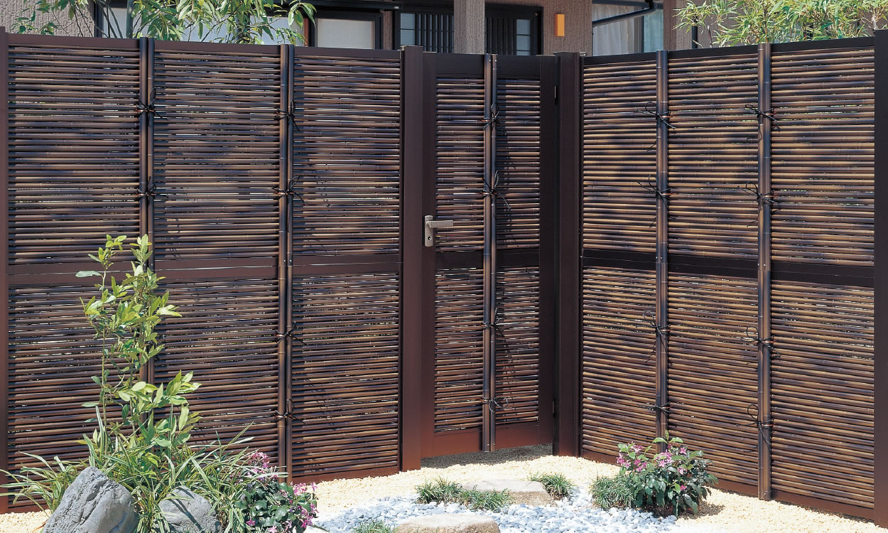 御簾垣門扉・フェンス連結仕様 門扉：黒竹柄（支柱：ダークブラウン（TBD））／0718／打掛け錠／フェンス：H18（御簾垣）　三協アルミ　門・フェンスまわり　フェンス・スクリーン　目隠し　モダン　おしゃれ　エクステリア　愛知・名古屋の外構専門店パートナーホームのエクステリア　製品一覧　樹脂竹垣　紗更|パートナーホーム