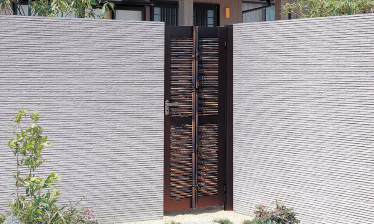 御簾垣門扉・独立仕様 門扉：黒竹柄（支柱：ダークブラウン（TBD））／0718／打掛け錠　三協アルミ　門・フェンスまわり　フェンス・スクリーン　目隠し　モダン　おしゃれ　エクステリア　愛知・名古屋の外構専門店パートナーホームのエクステリア　製品一覧　樹脂竹垣　紗更|パートナーホーム