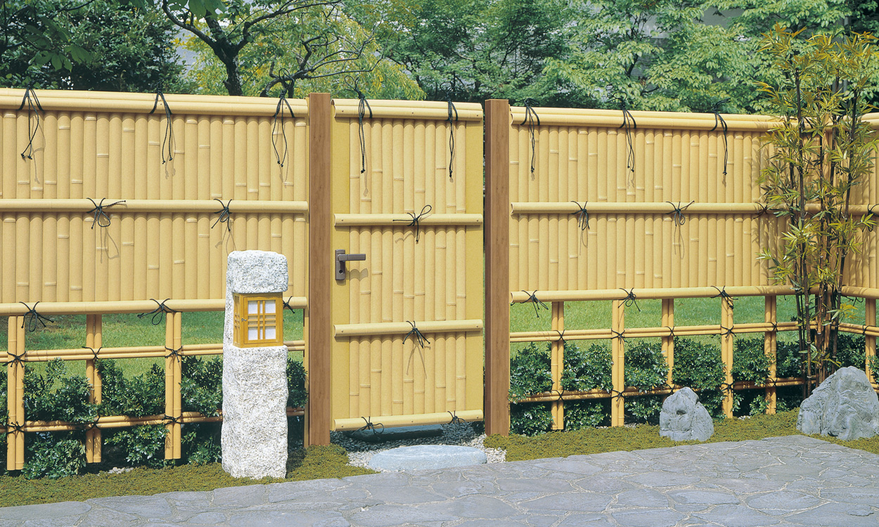 建仁寺垣門扉・フェンス連結仕様 門扉：竹柄（支柱：ワイルドオーク（AA））／0715／打掛け錠／フェンス：H09（建仁寺垣）＋H06（四ツ目垣）　三協アルミ　門・フェンスまわり　フェンス・スクリーン　目隠し　モダン　おしゃれ　エクステリア　愛知・名古屋の外構専門店パートナーホームのエクステリア　製品一覧　樹脂竹垣　紗更|パートナーホーム