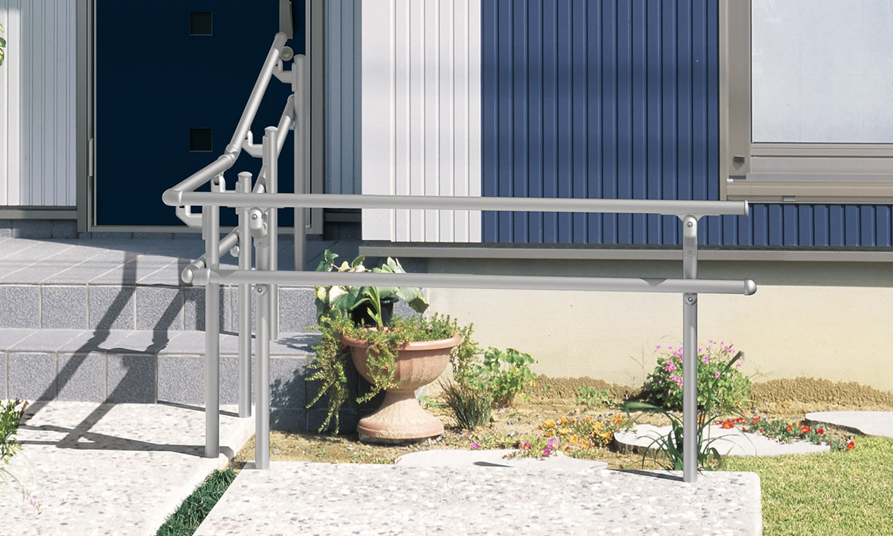 エトランポU1型　フロント笠木納まり サンシルバー／埋め込み支柱／横バー取り付け仕様　三協アルミ　玄関アプローチ　門・フェンスまわり　モダン　おしゃれ　エクステリア　愛知・名古屋の外構専門店パートナーホームのエクステリア　製品一覧　歩行者用補助手すり　エトランポS・エトランポU|パートナーホーム