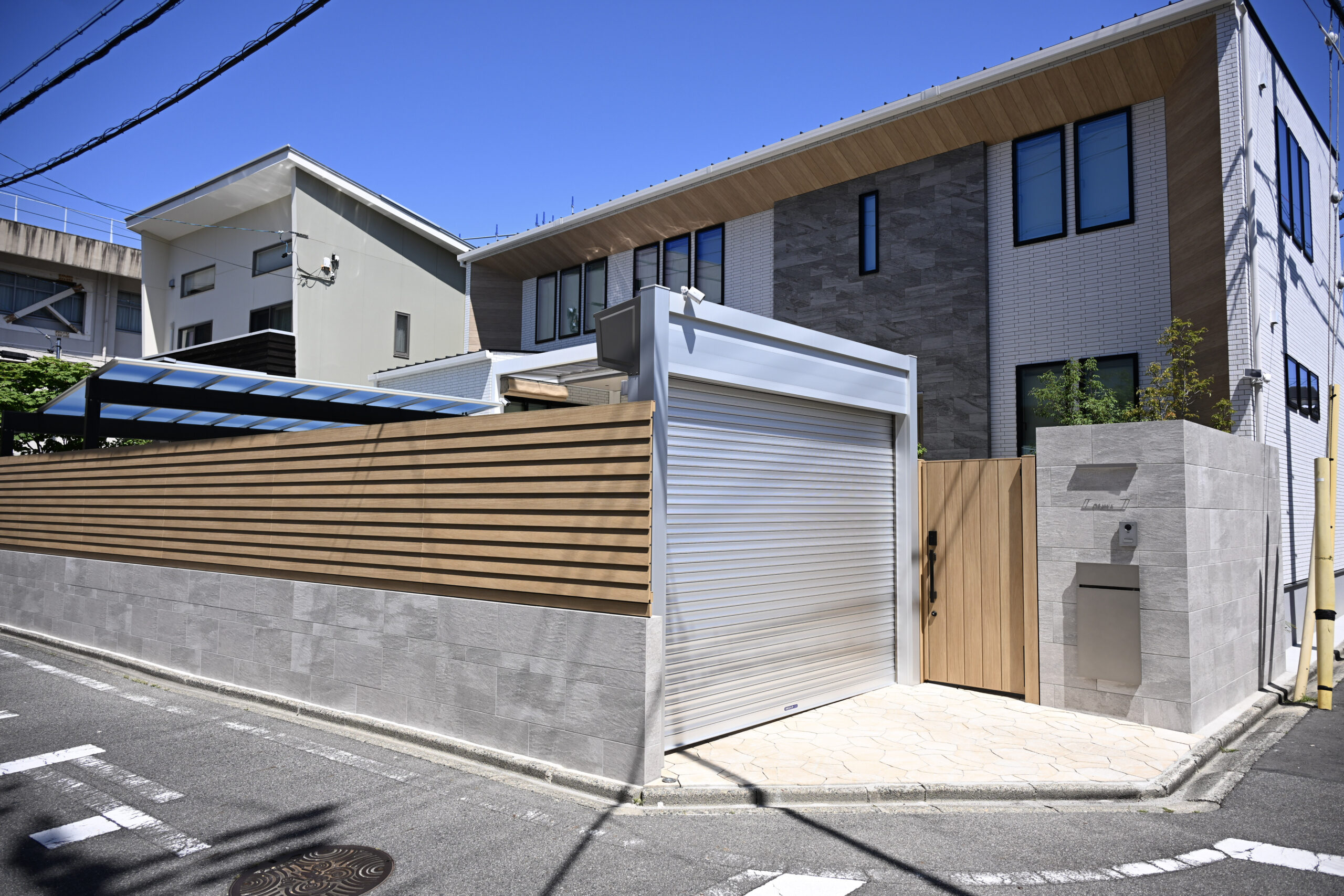 クラシスホーム　新築　外構工事　エクステリア　名古屋市千種区　クローズ外構　テラス　タイル貼り　乱張り　フロート階段　植栽　カーポー　シャッター付き　おしゃれ　ナチュラルモダン　ホテルライク|パートナーホーム