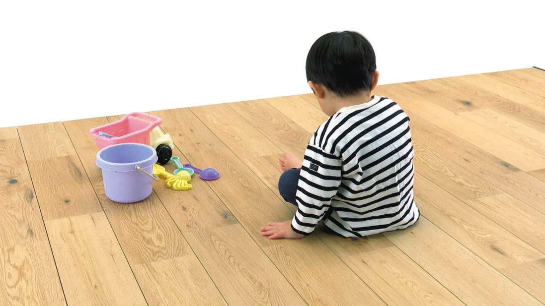 蓄熱しにくく熱く感じにくい 蓄熱量の小さい素材を採用。日射を遮ればすぐに温度が下がり、夏場の素足やペットの歩行も安心。 真夏でも熱さを感じにくい 裸足での心地よさにこだわり 三協アルミ　床材　フロア　モダン　おしゃれ　エクステリア　愛知・名古屋の外構専門店パートナーホームのエクステリア　製品一覧　シームレス　Flowa/フロワ|パートナーホーム