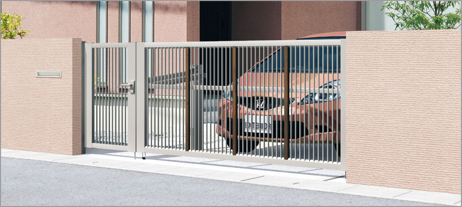 跳ね上げ門扉をあけずに人の出入りができる開き戸付きタイプ。　三協アルミ　車庫まわり　　カーポート　モダン　おしゃれ　エクステリア　愛知・名古屋の外構専門店パートナーホームのエクステリア　製品一覧　跳ね上げ門扉　ラビーネ|パートナーホーム