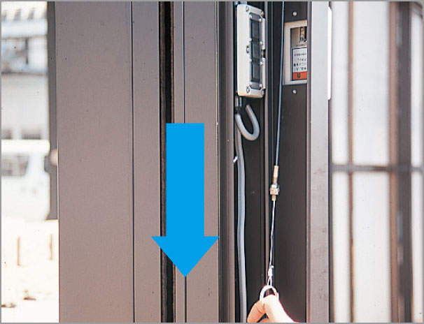 手動切り替えワイヤー 停電時には柱の家側カバーを開き内部にある切り替えワイヤーで手動切り替えを行ってください。　三協アルミ　車庫まわり　玄関ゲート　アーチ　モダン　おしゃれ　エクステリア　愛知・名古屋の外構専門店パートナーホームのエクステリア　製品一覧　シャッターゲート|パートナーホーム