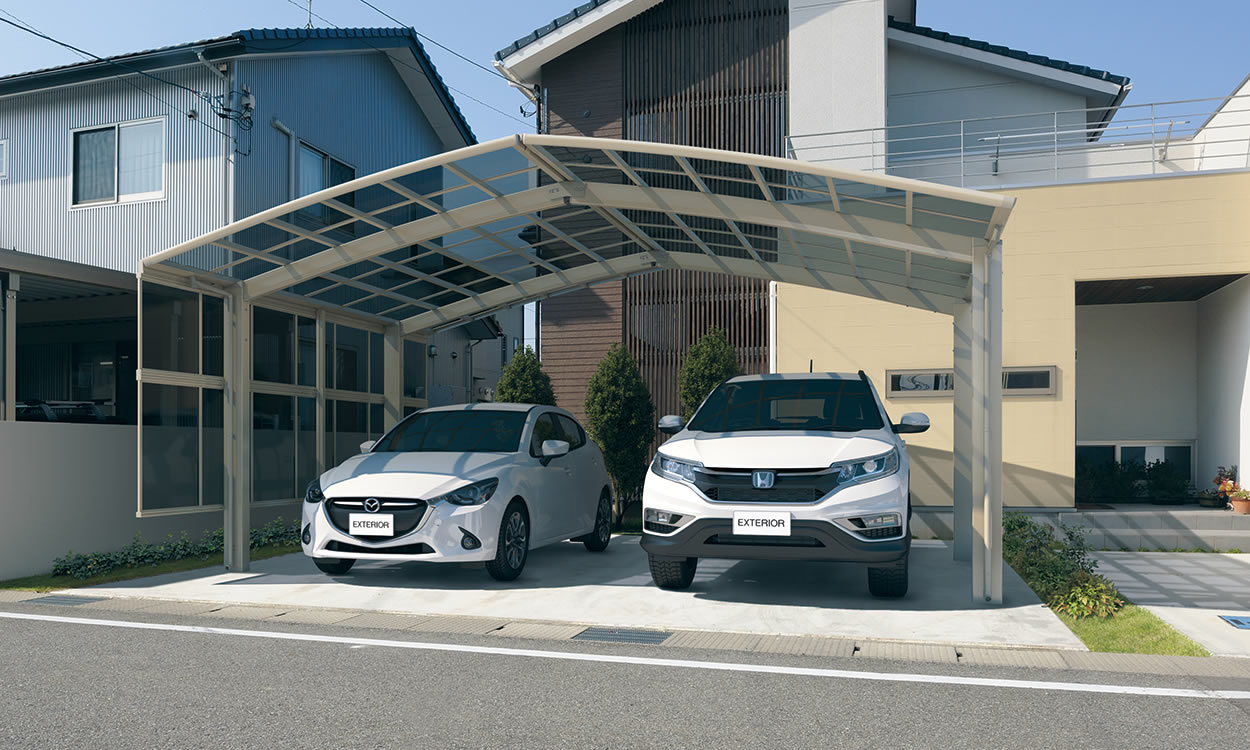 合掌タイプ アーバングレー（UC）／合掌タイプ／50（30・30）／H23／ポリカーボネート板：ブルースモーク（AO）／オプション：側面パネル（片側2段仕様・H08＋H11）　三協アルミ　車庫まわり　カーポート　モダン　おしゃれ　エクステリア　愛知・名古屋の外構専門店パートナーホームのエクステリア　製品一覧　カーポート　カムフィエースZ|パートナーホーム