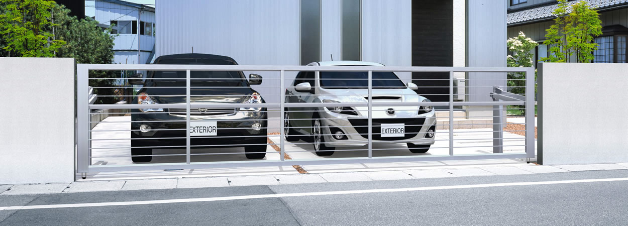 ワイド1型 サンシルバー（SLC）／手動タイプ／標準／5712　三協アルミ　車庫まわり　カーポート　モダン　おしゃれ　エクステリア　愛知・名古屋の外構専門店パートナーホームのエクステリア　製品一覧　跳ね上げ門扉　ラビーネ|パートナーホーム