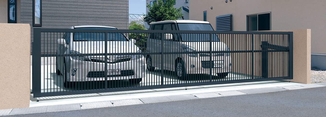 ワイド2型 ブラック（KC）／手動タイプ／標準／6012　三協アルミ　車庫まわり　カーポート　モダン　おしゃれ　エクステリア　愛知・名古屋の外構専門店パートナーホームのエクステリア　製品一覧　跳ね上げ門扉　ラビーネ|パートナーホーム