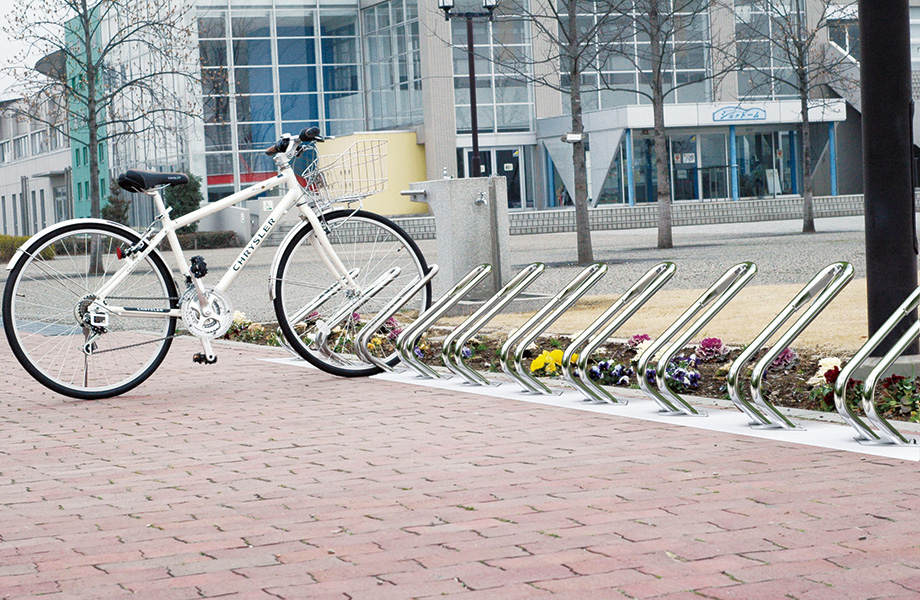 自転車を持ち上げる必要がなく、前輪を差し込むだけ。 かんたんに駐輪できるラック。　三協アルミ　パブリックエクステリア　駐輪場　自転車　モダン　おしゃれ　エクステリア　愛知・名古屋の外構専門店パートナーホームのエクステリア　製品一覧　サイクルラック　SC-1型|パートナーホーム