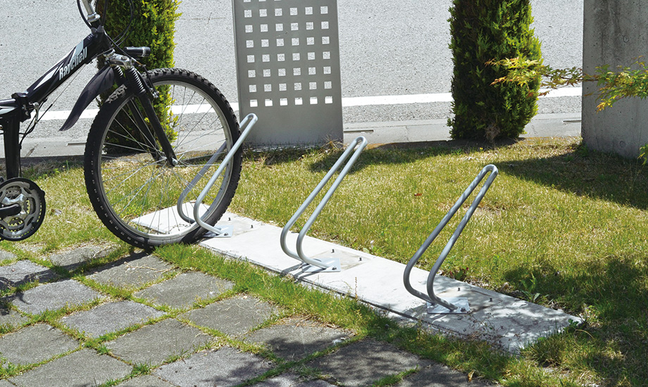 かんたんに駐輪できるサイクルラック。 自転車を持ち上げる必要がなく、前輪を差し込むだけ。　三協アルミ　パブリックエクステリア　駐輪場　自転車　モダン　おしゃれ　エクステリア　愛知・名古屋の外構専門店パートナーホームのエクステリア　製品一覧　サイクルラック　SC-2型|パートナーホーム