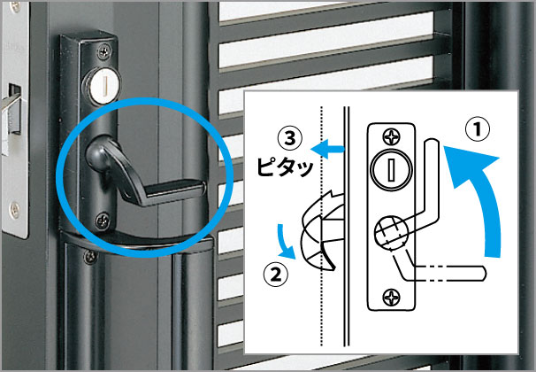引き寄せ機能 引手上のレバーを矢印方向に上げると扉が門柱に引き寄せられます。　三協アルミ　車庫まわり　モダン　おしゃれ　エクステリア　愛知・名古屋の外構専門店パートナーホームのエクステリア　製品一覧　カーテンゲート　クロスゲート　エクモアFG|パートナーホーム