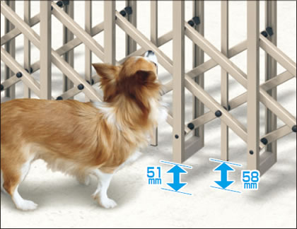狭いすき間が犬の飛び出しを抑制。愛犬家族のカーテンゲートです。 通常のカーテンゲートよりもゲート下のすき間が狭く、格子本数が多いので、犬の飛び出しを抑制します。 ●猫の出入り防止用ではありません。 ●小型犬や犬種によっては対応できません。　三協アルミ　車庫まわり　モダン　おしゃれ　エクステリア　愛知・名古屋の外構専門店パートナーホームのエクステリア　製品一覧　カーテンゲート　クロスゲート|パートナーホーム