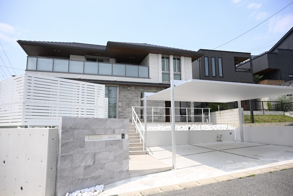 積水ハウス（セキスイハウス）の”白×光”がおしゃれな新築外構施工事例積水ハウス　セキスイハウス　新築外構工事　エクステリアデザイン　高級　おしゃれ　ホワイト　ホテルライク　モダン　タイル　ＦⅡカーポート　フロート階段　照明　名古屋市　日進市　施工事例　工事実績|パートナーホーム