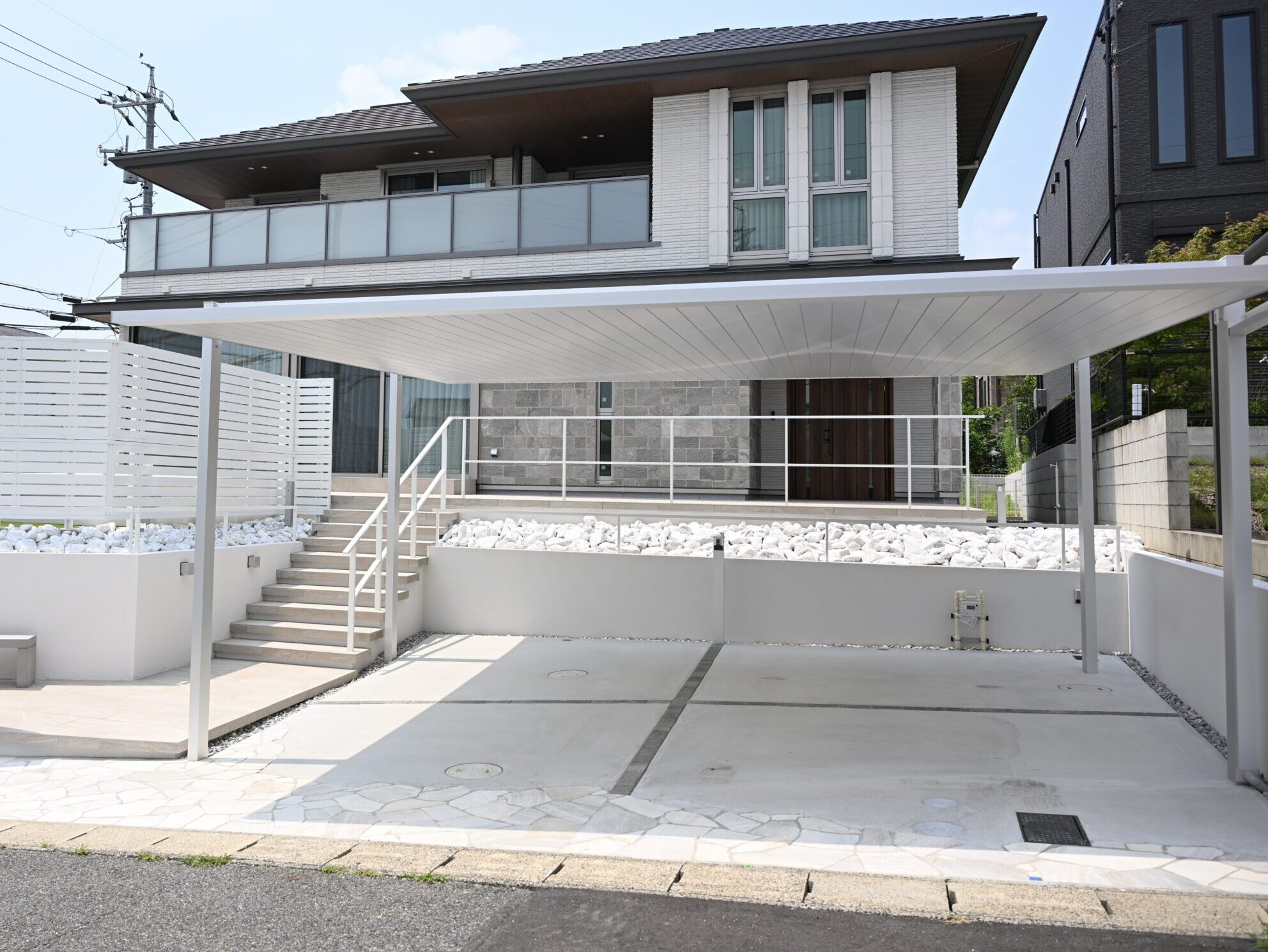 積水ハウス　セキスイハウス　新築外構工事　エクステリアデザイン　高級　おしゃれ　ホワイト　ホテルライク　モダン　タイル　ＦⅡカーポート　フロート階段　照明　名古屋市　日進市　施工事例　工事実績|パートナーホーム
