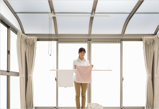 干しやすい位置まで竿を下げて、洗濯物を干せます。干した後は、操作紐を引いて上に上げられます。 三協アルミ　雨よけ　洗濯　物干し　ランドリー　庭まわり 　ウォールエクステリア　モダン　おしゃれ　エクステリア　愛知・名古屋の外構専門店パートナーホームのエクステリア　製品一覧　テラス囲い　晴れもようwith|パートナーホーム