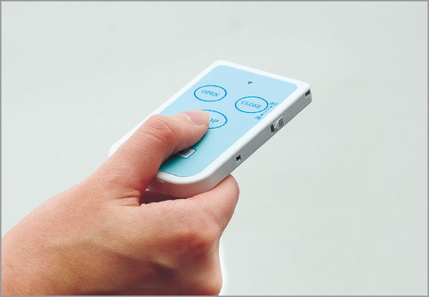 リモコンスイッチ 離れた所からでも開閉操作ができる便利なリモコン付きです（1コ付属）。 ※リモコン操作範囲は約10m　電動タイプ フラットレールタイプ　三協アルミ　パブリックエクステリア　モダン　おしゃれ　エクステリア　愛知・名古屋の外構専門店パートナーホームのエクステリア　製品一覧　大型伸縮門扉　アルテンダ|パートナーホーム