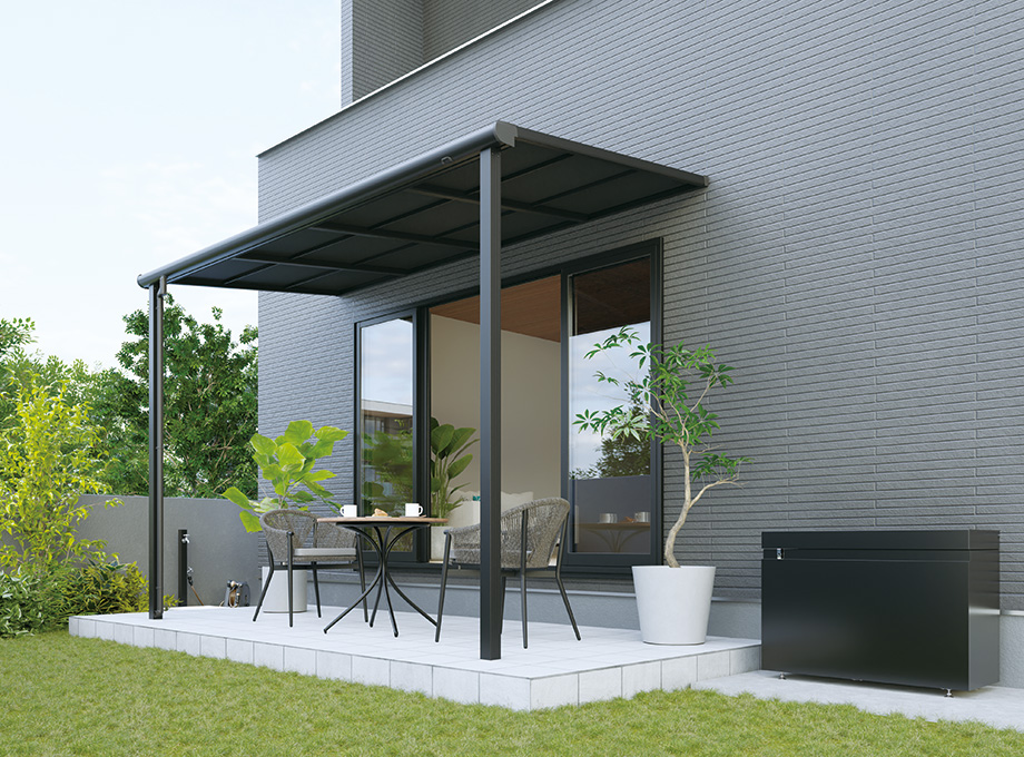 ブラックポリカーボネート板のポイント ①ブラックフォルム モノトーン系の住宅にマッチするオールブラックテラス。 ②遮熱効果 太陽光をカットし、昇温抑制効果あり。 ③汚れレス 透過性のない屋根で屋根上の汚れが気にならない。 ④ポリカーボネート板で高級感を演出 ポリカーボネート板価格の約2割UPで取り付け可能。 三協アルミ　雨よけ　洗濯　物干し　ランドリー　庭まわり 　ウォールエクステリア　モダン　おしゃれ　エクステリア　愛知・名古屋の外構専門店パートナーホームのエクステリア　製品一覧　テラス　レボリューA・レボリューZ|パートナーホーム